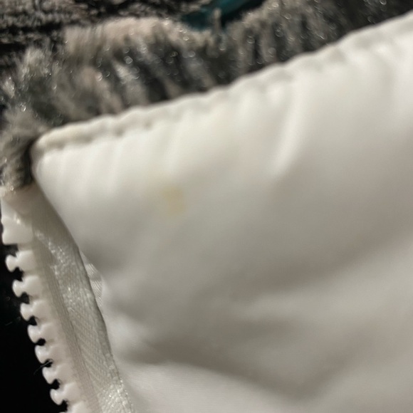 Reversible puffer vest, faux fur one side, white poly on other, size L - Picture 5 of 12